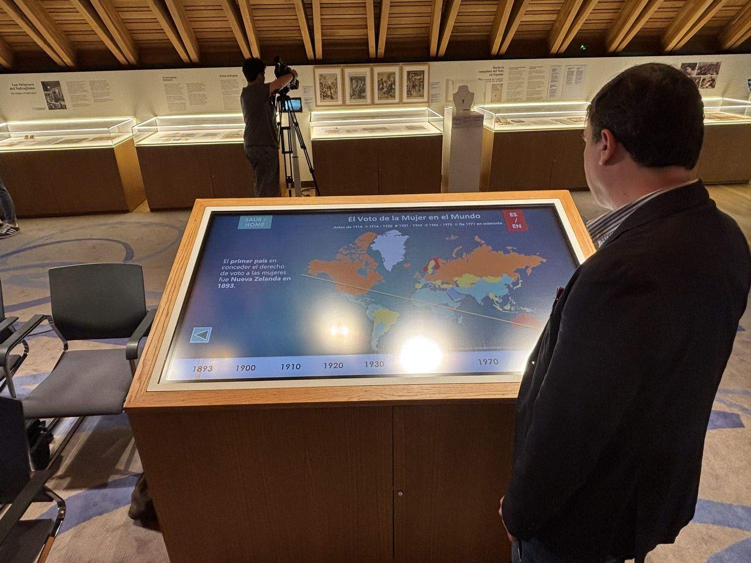 Presentación de la exposición 'La Conquista del Voto' en el Museo Casa Botines de Gaudí en León Presentación de la exposición 'La Conquista del Voto' en el Museo Casa Botines de Gaudí en León
