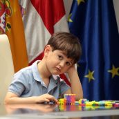 El pequeño Darío de La Pola de Gordón (León) inspira una tesis pionera sobre un fármaco para tratar la FOP | Peio García / ICAL