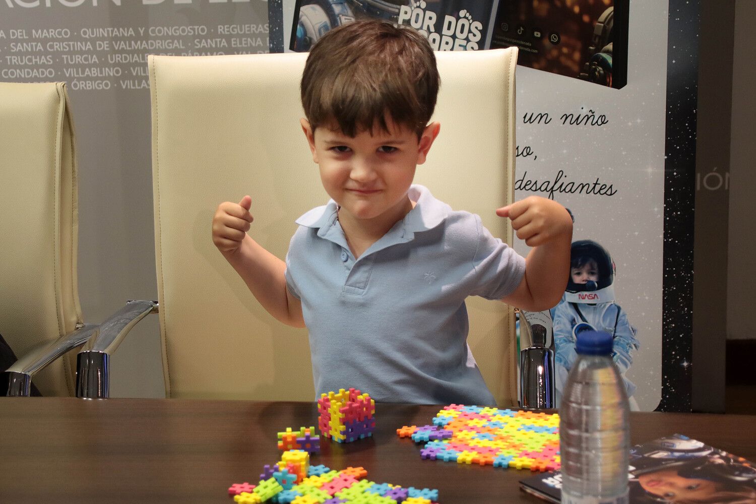El pequeño Dario durante la rueda de prensa en la que se presentó la tesis que investigará el uso del fármaco Tofacitinib en los pacientes de FOP | Peio García / ICAL