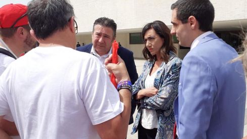 Luis Mariano Santos, Alicia Gallego y Carlos Salgado, líderes de UPL en la concentración de los trabajadores de Azucarera frente a las Cortes de CyL