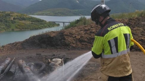 Los Bomberos de la Diputación sofocan un incendio en Riaño