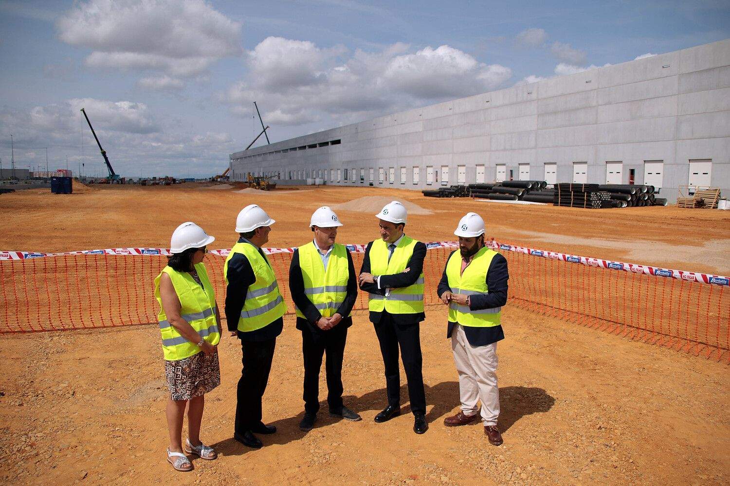 Los consejeros de la Junta, Carlos Fernández Carriedo, y Juan Carlos Suárez-Quiñones Fernández, visitan las obras de construcción del Centro Logístico del grupo DIA en Villadangos del Páramo | Peio García / ICAL