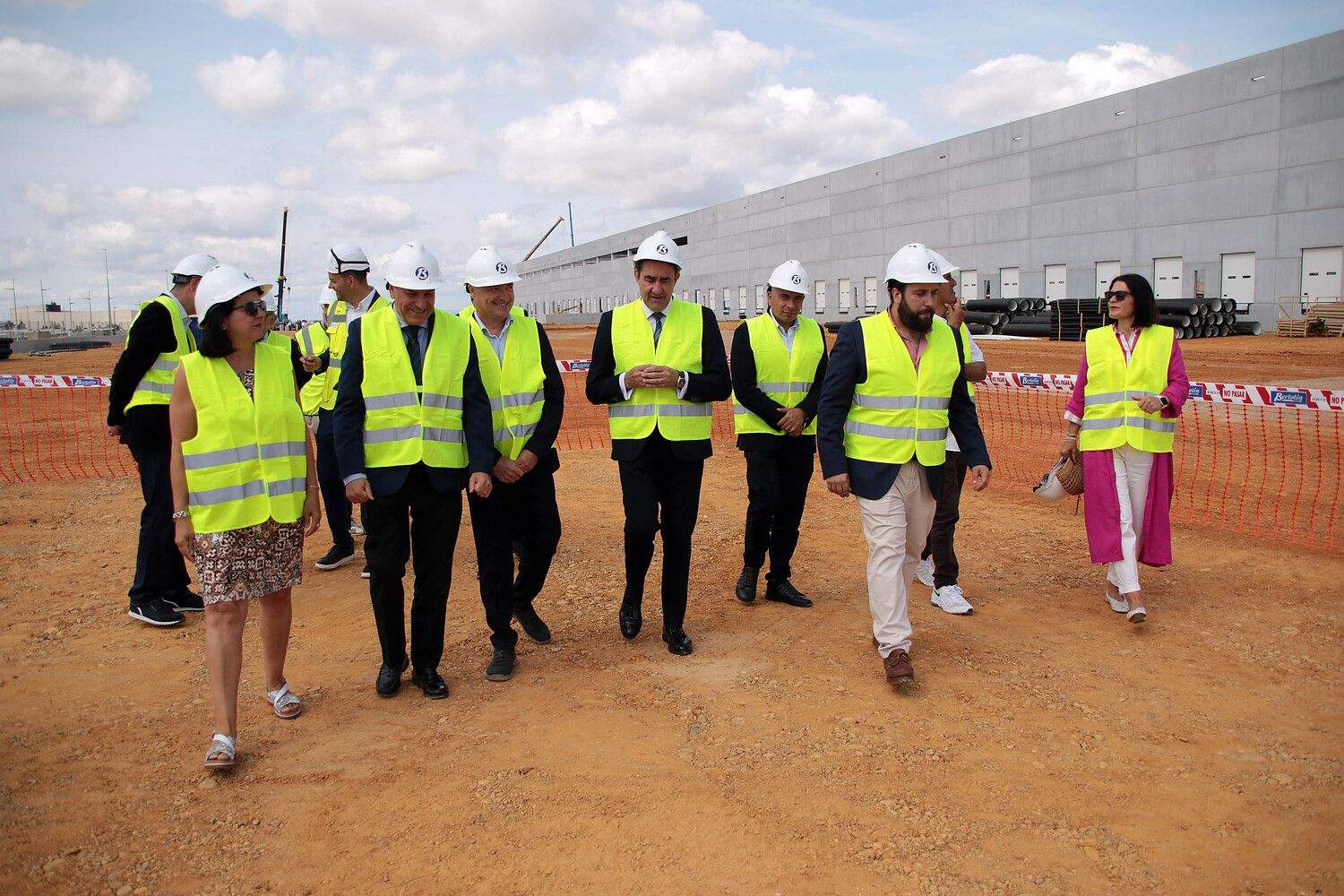Los consejeros de la Junta, Carlos Fernández Carriedo, y Juan Carlos Suárez-Quiñones Fernández, visitan las obras de construcción del Centro Logístico del grupo DIA en Villadangos del Páramo | Peio García / ICAL