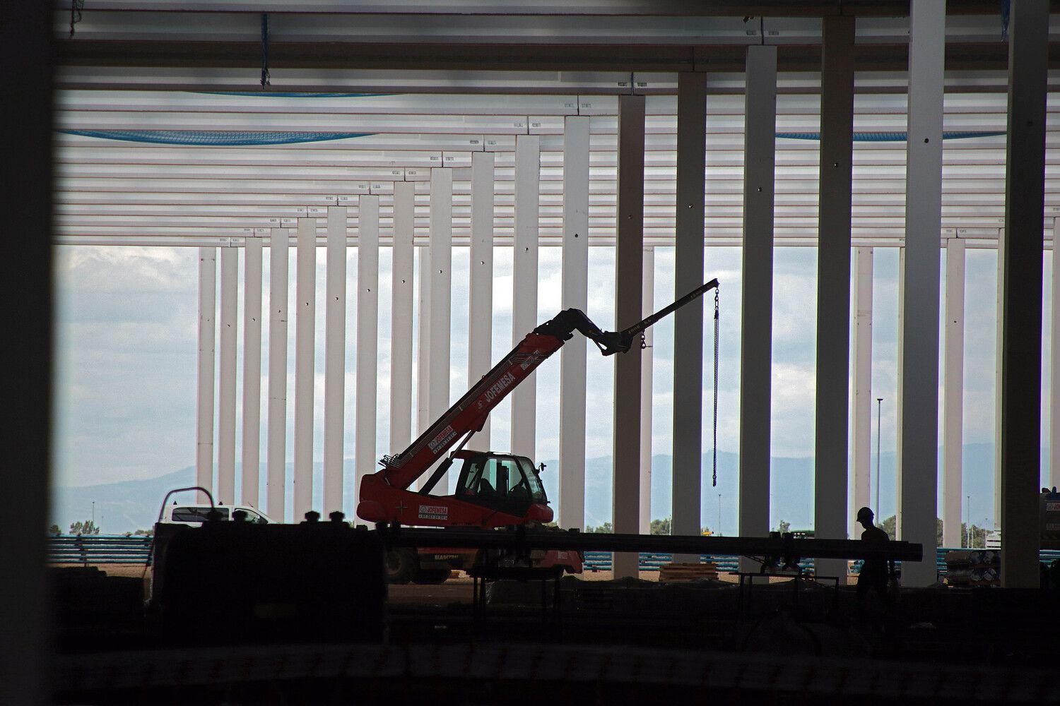 Los consejeros de la Junta, Carlos Fernández Carriedo, y Juan Carlos Suárez-Quiñones Fernández, visitan las obras de construcción del Centro Logístico del grupo DIA en Villadangos del Páramo | Peio García / ICAL