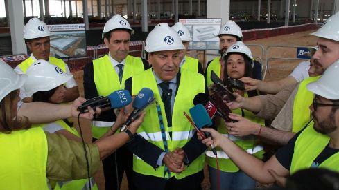 Los consejeros de la Junta, Carlos Fernández Carriedo, y Juan Carlos Suárez-Quiñones Fernández, visitan las obras de construcción del Centro Logístico del grupo DIA en Villadangos del Páramo | Peio García / ICAL