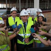 Los consejeros de la Junta, Carlos Fernández Carriedo, y Juan Carlos Suárez-Quiñones Fernández, visitan las obras de construcción del Centro Logístico del grupo DIA en Villadangos del Páramo | Peio García / ICAL