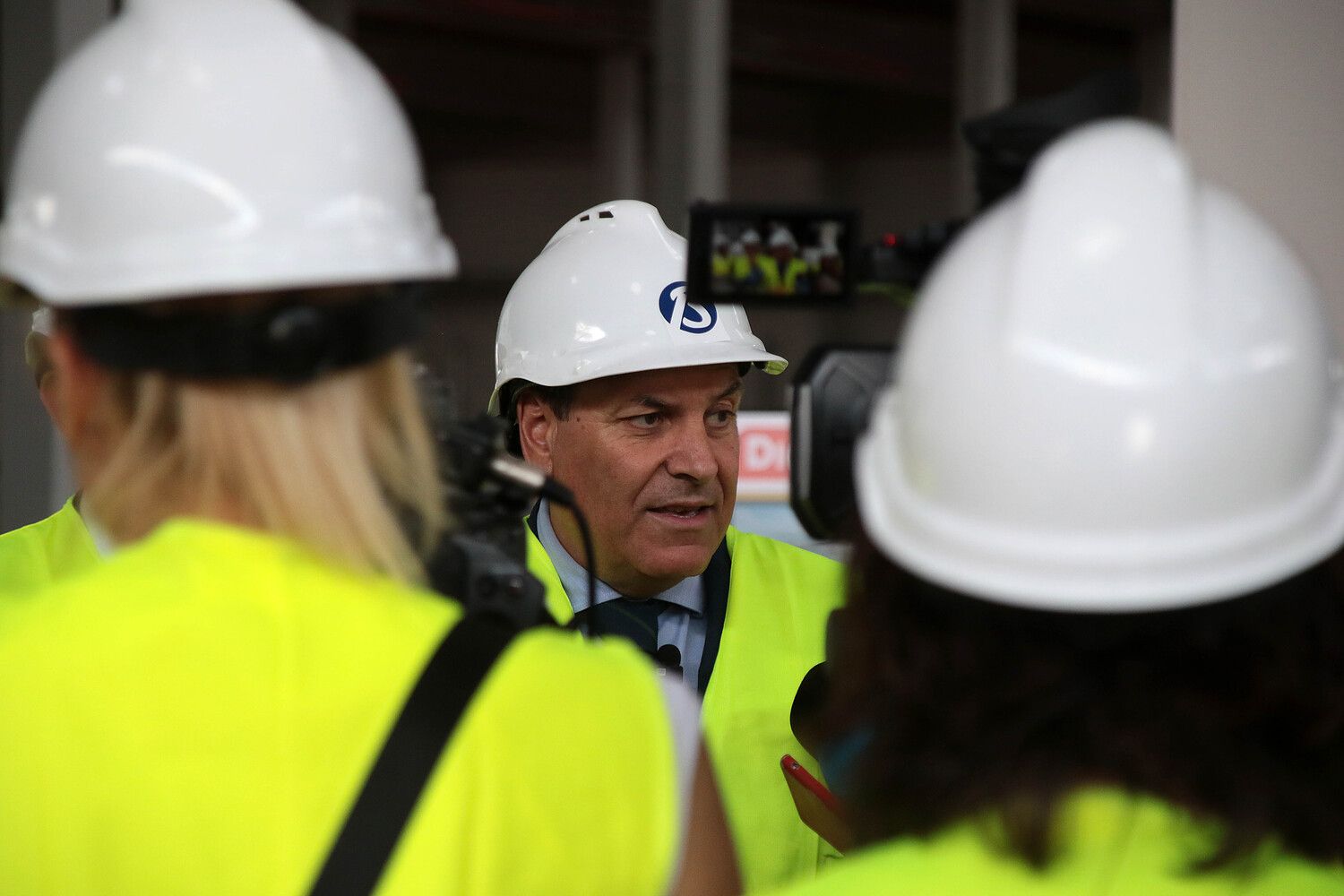 Los consejeros de la Junta, Carlos Fernández Carriedo, y Juan Carlos Suárez-Quiñones Fernández, visitan las obras de construcción del Centro Logístico del grupo DIA en Villadangos del Páramo | Peio García / ICAL