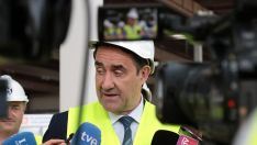 Los consejeros de la Junta, Carlos Fernández Carriedo, y Juan Carlos Suárez-Quiñones Fernández, visitan las obras de construcción del Centro Logístico del grupo DIA en Villadangos del Páramo | Peio García / ICAL
