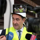 Los consejeros de la Junta, Carlos Fernández Carriedo, y Juan Carlos Suárez-Quiñones Fernández, visitan las obras de construcción del Centro Logístico del grupo DIA en Villadangos del Páramo | Peio García / ICAL