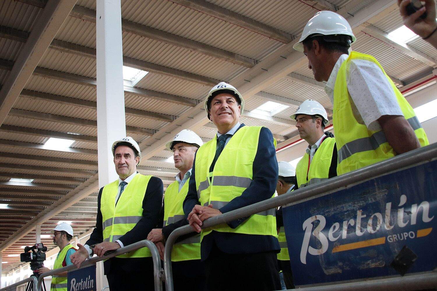 Los consejeros de la Junta, Carlos Fernández Carriedo, y Juan Carlos Suárez-Quiñones Fernández, visitan las obras de construcción del Centro Logístico del grupo DIA en Villadangos del Páramo | Peio García / ICAL