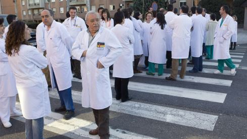 Imagen de archivo de una huelga de médicos | La huelga de médicos suspende el 35% de las cirugías en el Hospital de León y moviliza a 470 facultativos de la provincia