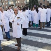 El seguimiento de la huelga de médicos baja levemente en León y cancela el 53% de las cirugías