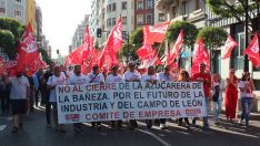 León se moviliza por la remolacha: Dos millares de personas protestan para evitar el cierre de Azucarera en La Bañeza