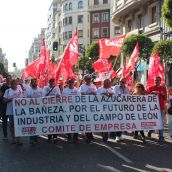 León se moviliza por la remolacha: Dos millares de personas protestan para evitar el cierre de Azucarera en La Bañeza