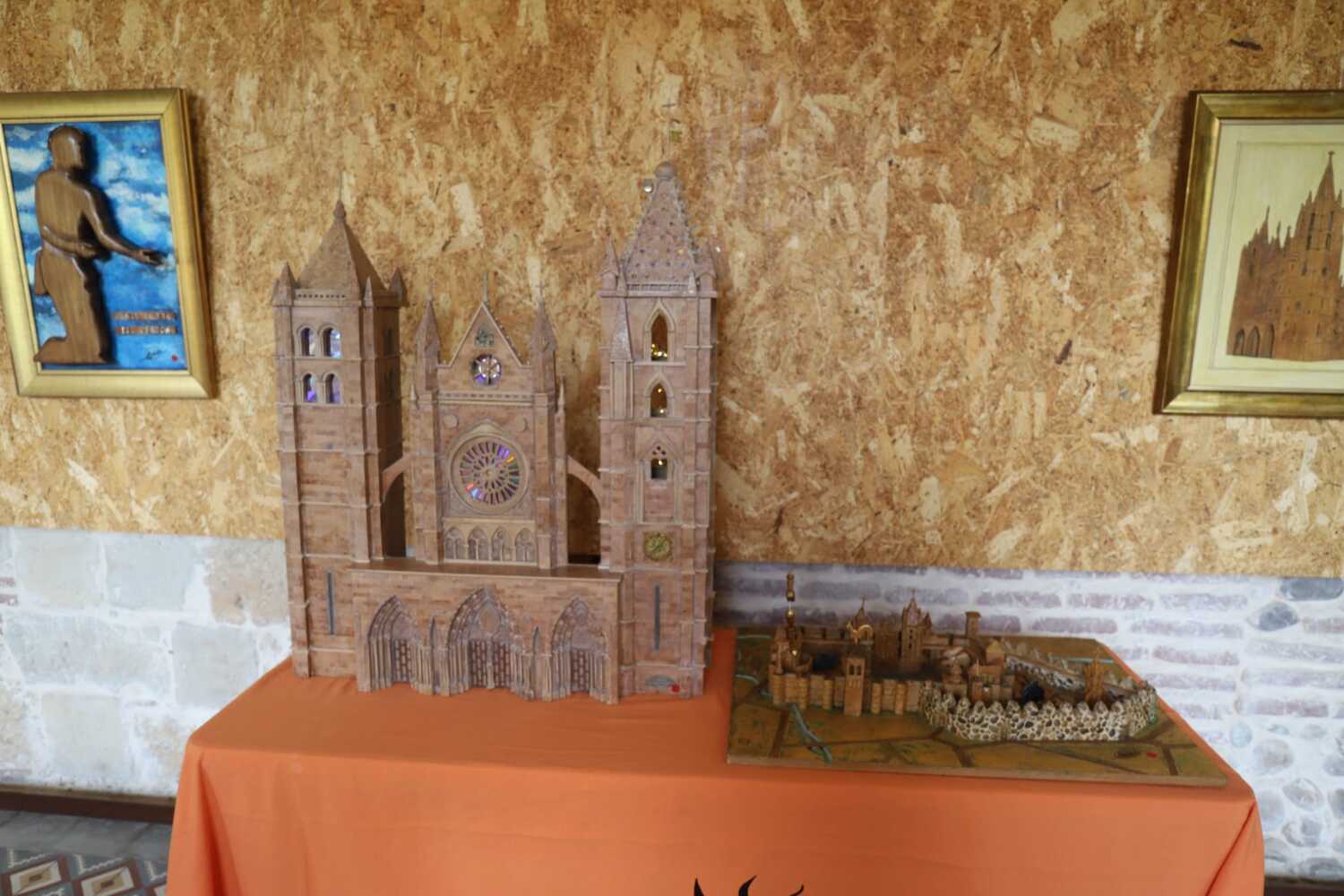 Exposición 'Exponiéndonos' de Acles en el claustro de los Capuchinos