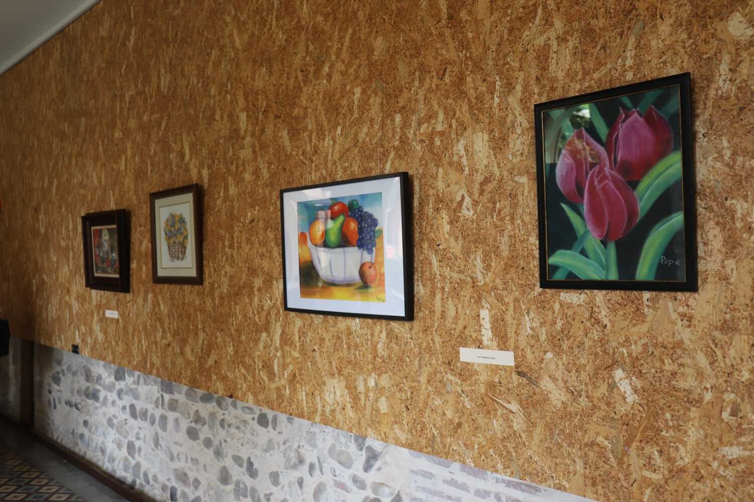 Exposición 'Exponiéndonos' de Acles en el claustro de los Capuchinos