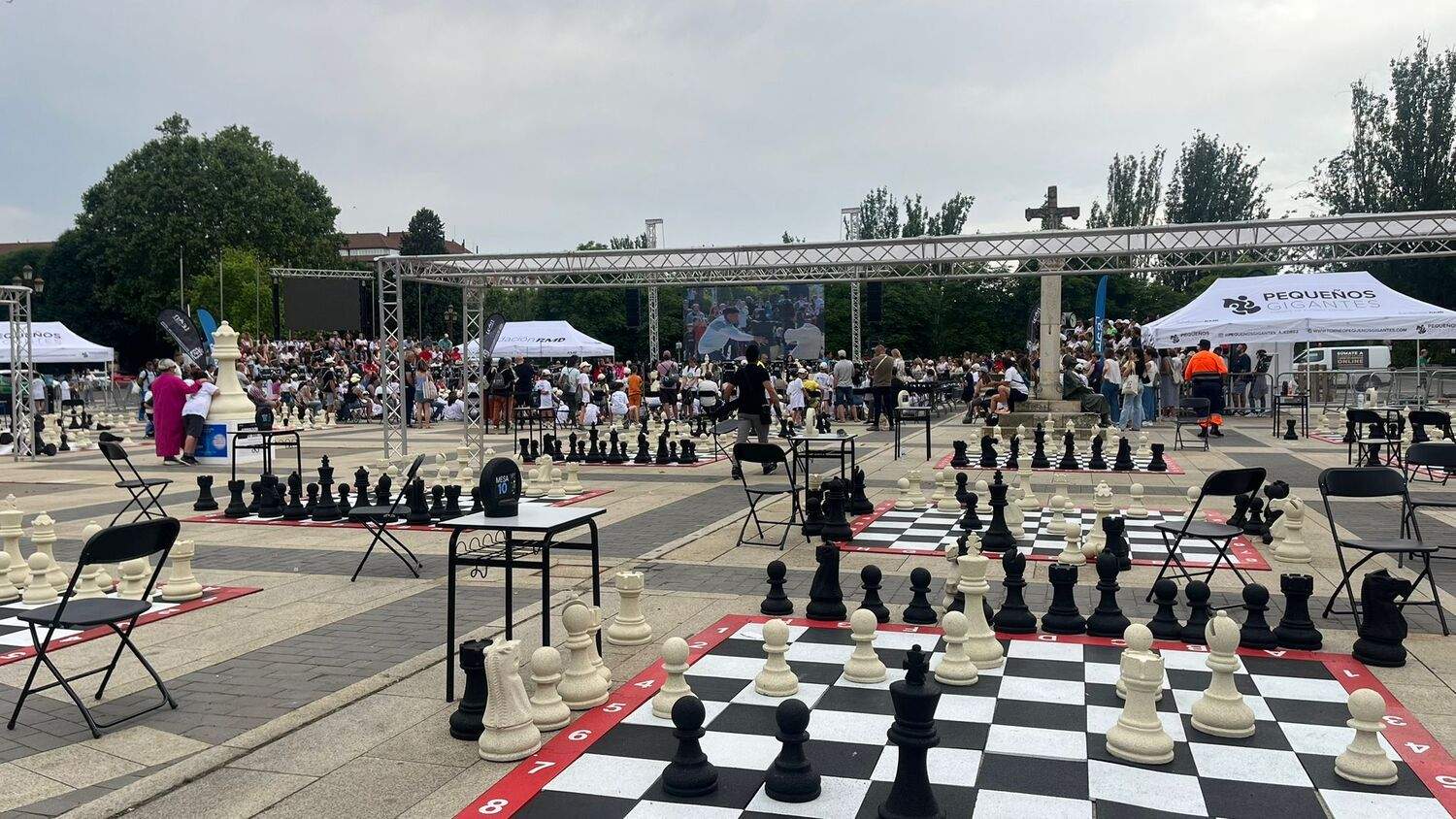 Torneo de ajedrez Pequeños Gigantes en la explanada de San Marcos en León