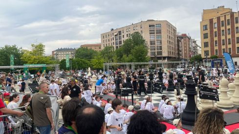 Torneo de ajedrez Pequeños Gigantes en la explanada de San Marcos en León