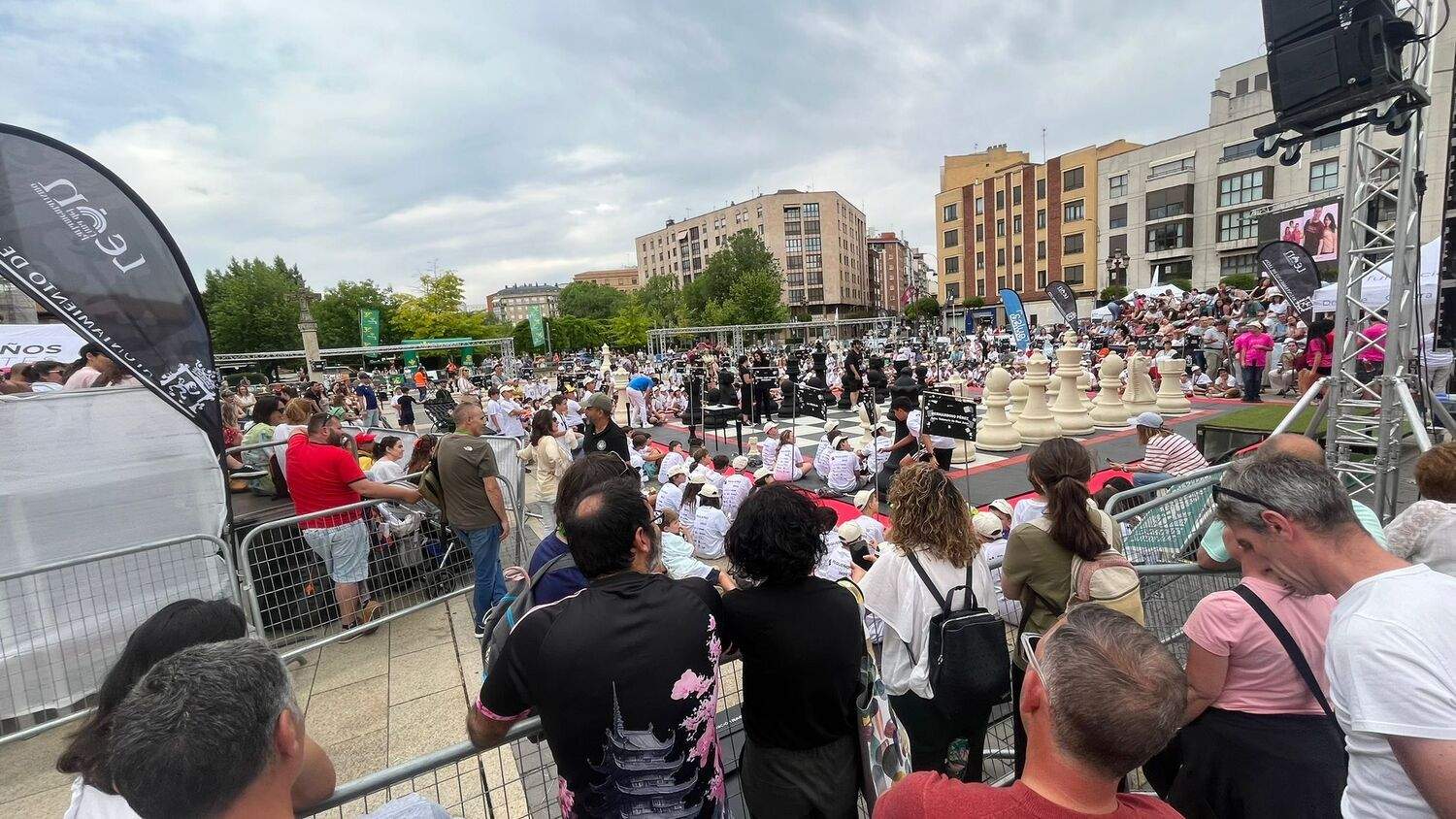 Torneo de ajedrez Pequeños Gigantes en la explanada de San Marcos en León