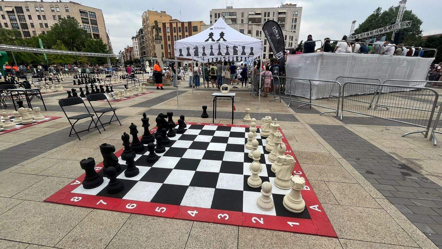 Torneo de ajedrez Pequeños Gigantes en la explanada de San Marcos en León