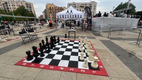 Torneo de ajedrez Pequeños Gigantes en la explanada de San Marcos en León