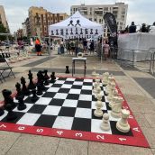 Torneo de ajedrez Pequeños Gigantes en la explanada de San Marcos en León