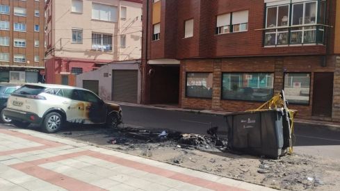 Calcinan los contenedores de la calle del Sol de Trobajo del Camino
