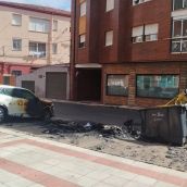 Calcinan los contenedores de la calle del Sol de Trobajo del Camino
