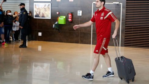 Iker Casillas llegando al el aeropuerto de León con la selección española en 2015 | Campillo / ICAL  
