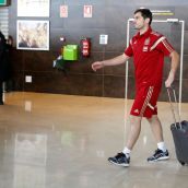Iker Casillas llegando al el aeropuerto de León con la selección española en 2015 | Campillo / ICAL  