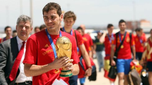 El, por entonces, capitán de la selección española, Iker Casillas, con la copa de campeones del mundo a su llegada al aeropuerto de Barajas | Juan Lázaro / ICAL 