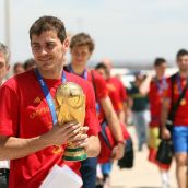 El, por entonces, capitán de la selección española, Iker Casillas, con la copa de campeones del mundo a su llegada al aeropuerto de Barajas | Juan Lázaro / ICAL 