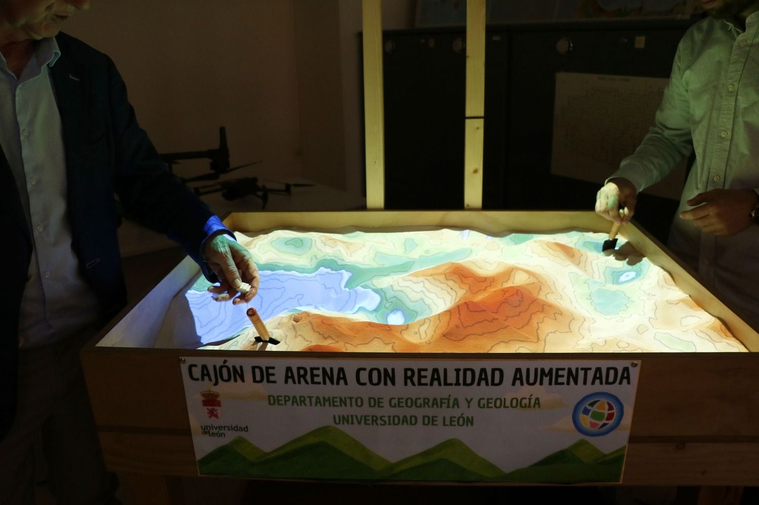 Presentación del cajón interactivo 3D que ha incorporado el grado de Geografía y Ordenación del Territorio de la Universidad de Leó Presentación del cajón interactivo 3D que ha incorporado el grado de Geografía y Ordenación del Territorio de la Universidad de Leó