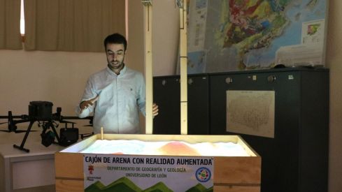 Presentación del cajón interactivo 3D que ha incorporado el grado de Geografía y Ordenación del Territorio de la Universidad de Leó Presentación del cajón interactivo 3D que ha incorporado el grado de Geografía y Ordenación del Territorio de la Universidad de Leó