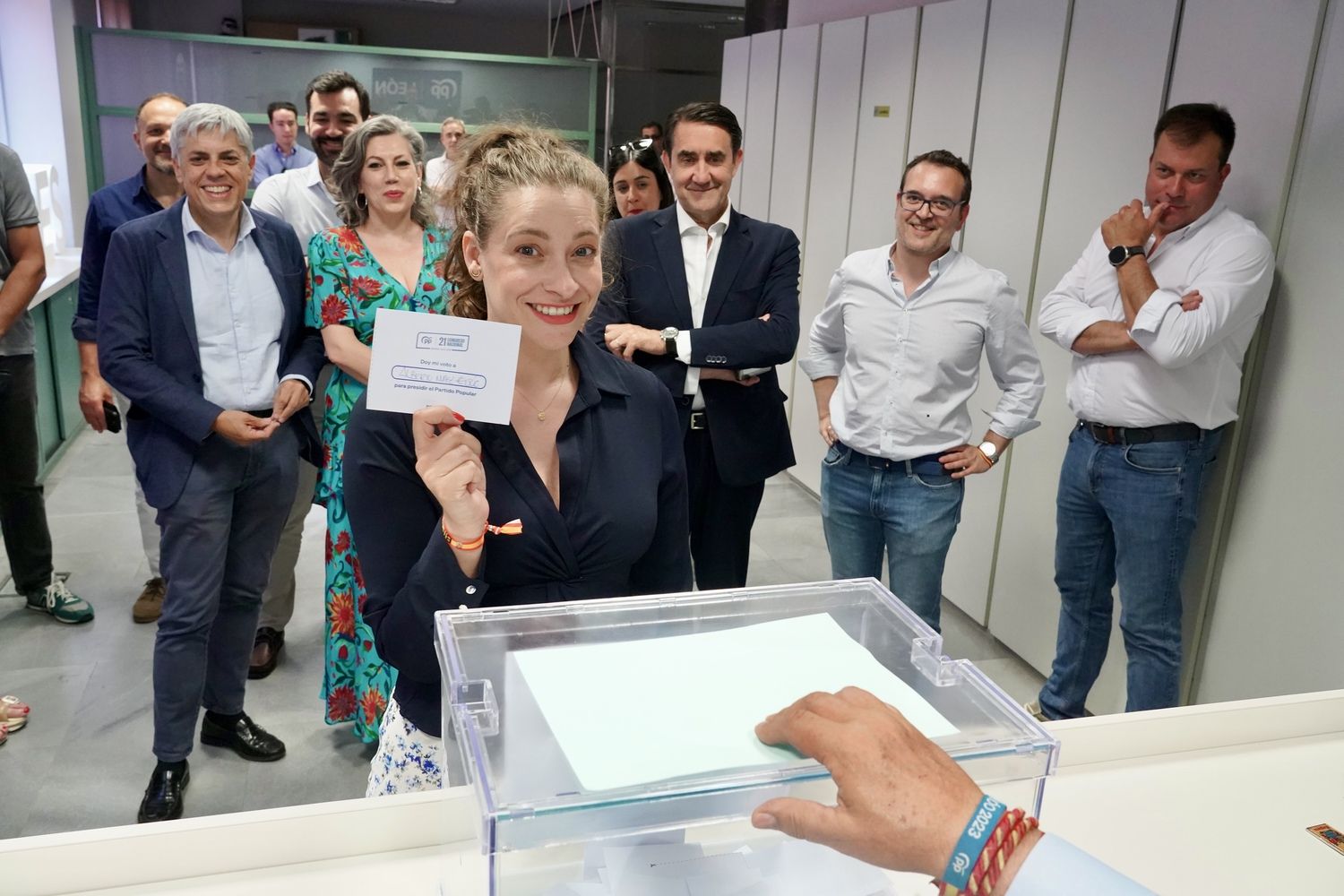 La presidenta del PP de León, Ester Muñoz, vota en las primarias del partido | Campillo / ICAL