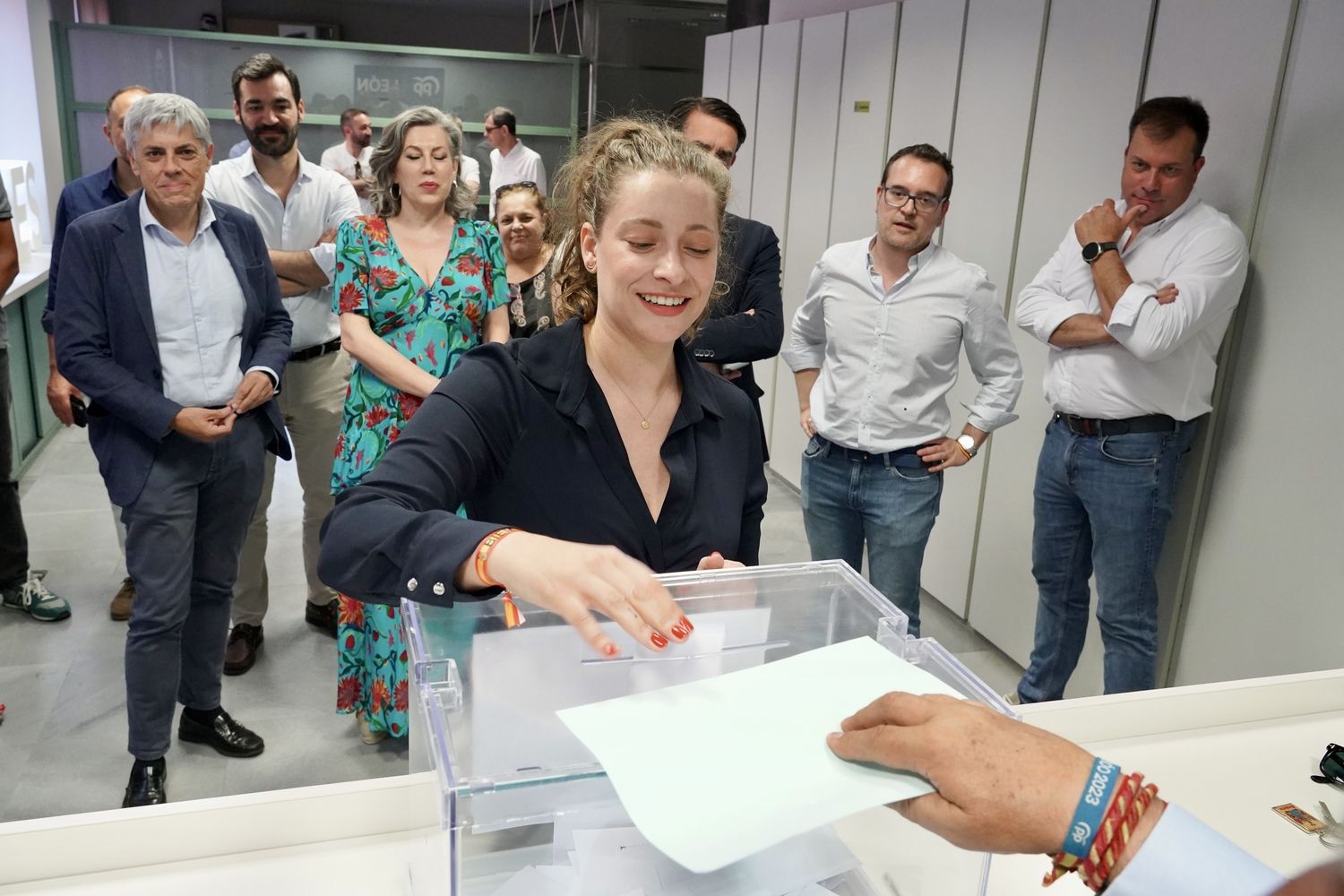 La presidenta del PP de León, Ester Muñoz, vota en las primarias del partido | Campillo / ICAL