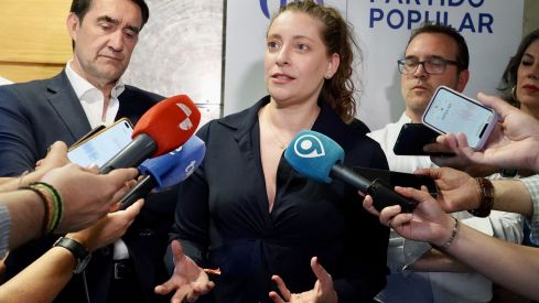 La presidenta del PP de León, Ester Muñoz, vota en las primarias del partido | Campillo / ICAL
