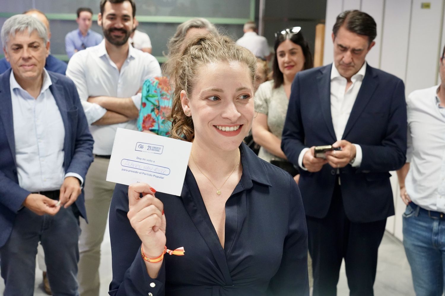 La presidenta del PP de León, Ester Muñoz, vota en las primarias del partido | Campillo / ICAL