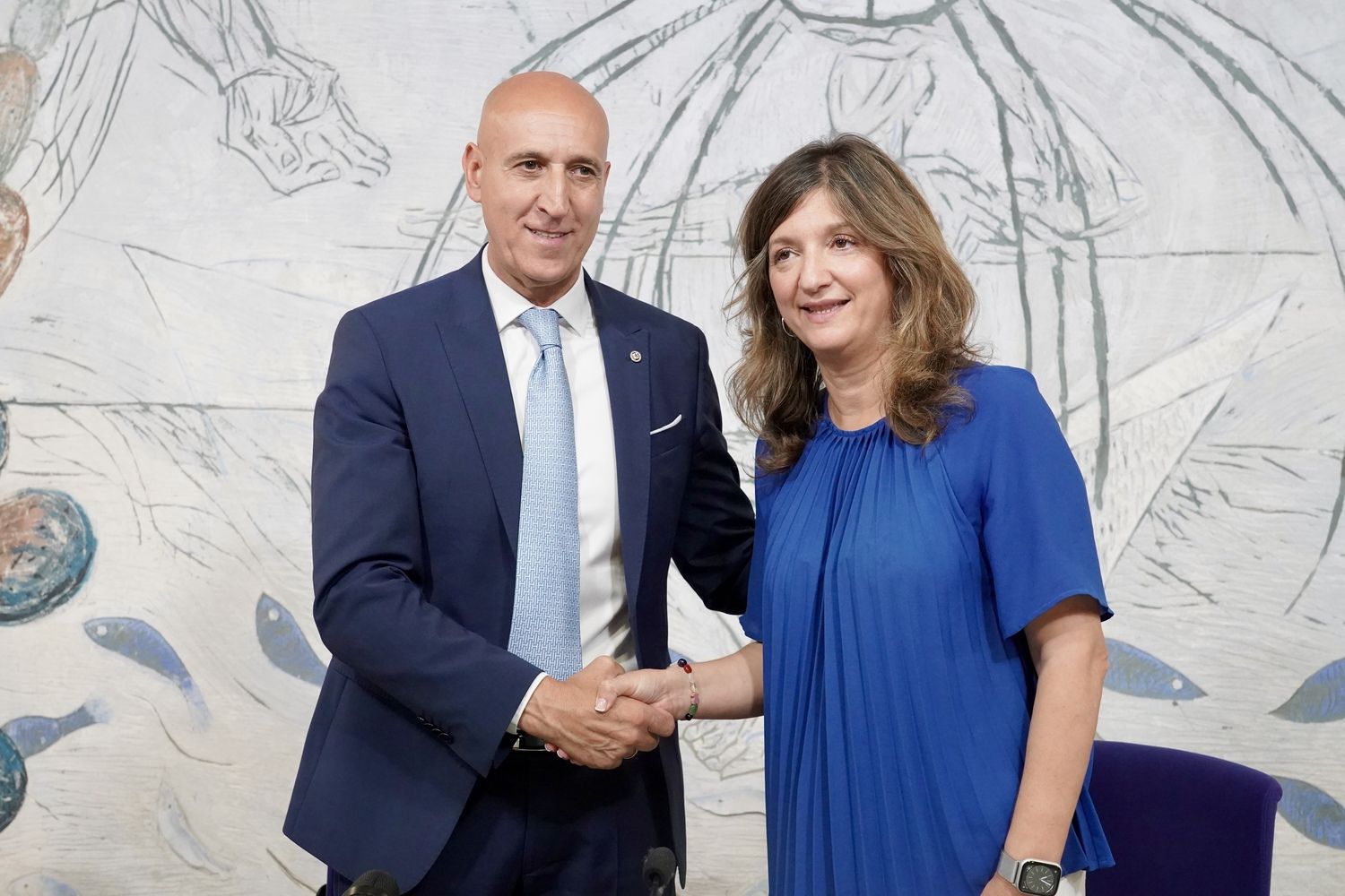 La rectora de la Universidad de León, Nuria González, y el alcalde de León, José Antonio Diez, firman el convenio del Ildefe para la puesta en marcha del programa Becas Talento | Campillo / ICAL