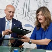 La rectora de la Universidad de León, Nuria González, y el alcalde de León, José Antonio Diez, firman el convenio del Ildefe para la puesta en marcha del programa Becas Talento | Campillo / ICAL