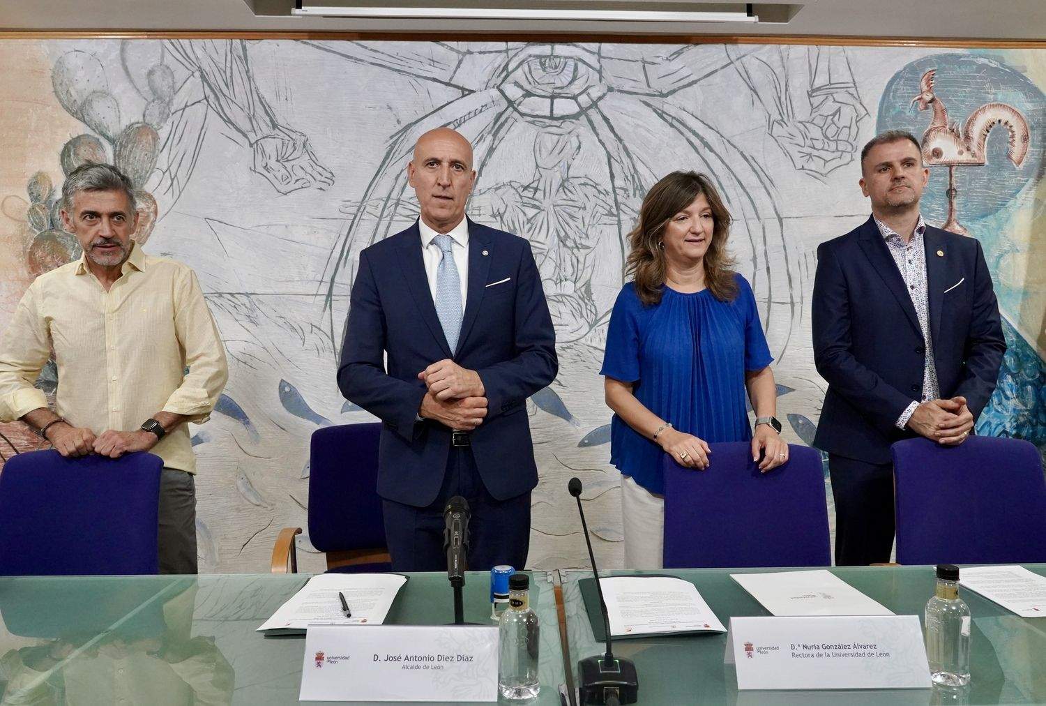 La rectora de la Universidad de León, Nuria González, y el alcalde de León, José Antonio Diez, firman el convenio del Ildefe para la puesta en marcha del programa Becas Talento | Campillo / ICAL