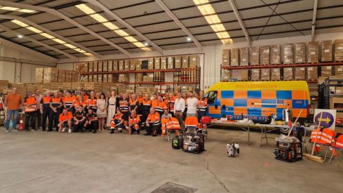 La secretaria territorial, Ana María Lopez, asiste a la entrega de material