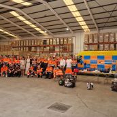 La secretaria territorial, Ana María Lopez, asiste a la entrega de material