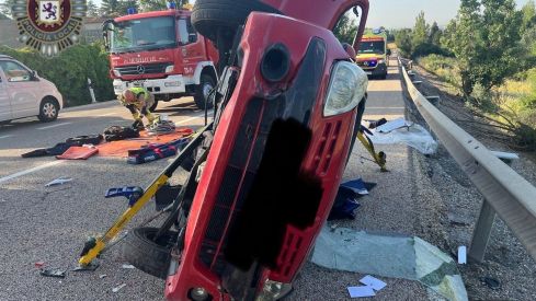 Herida y atrapada en el interior del vehículo tras sufrir una colisión contra otro turismo en León  | Policía Local de León