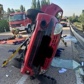 Herida y atrapada en el interior del vehículo tras sufrir una colisión contra otro turismo en León  | Policía Local de León