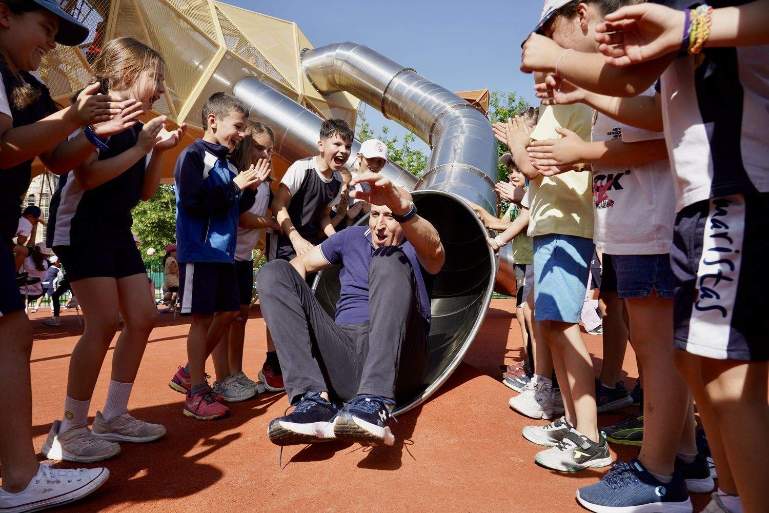 El alcalde de León, José Antonio Diez, visita el parque infantil del león gigante de la explanada Pendones Leoneses | Campillo / ICAL