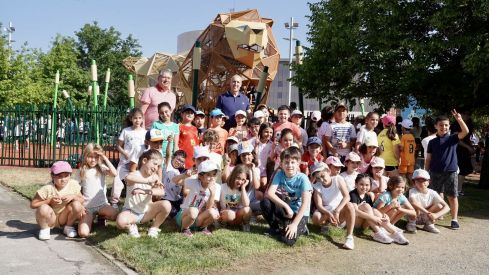 El alcalde de León, José Antonio Diez, visita el parque infantil del león gigante de la explanada Pendones Leoneses | Campillo / ICAL