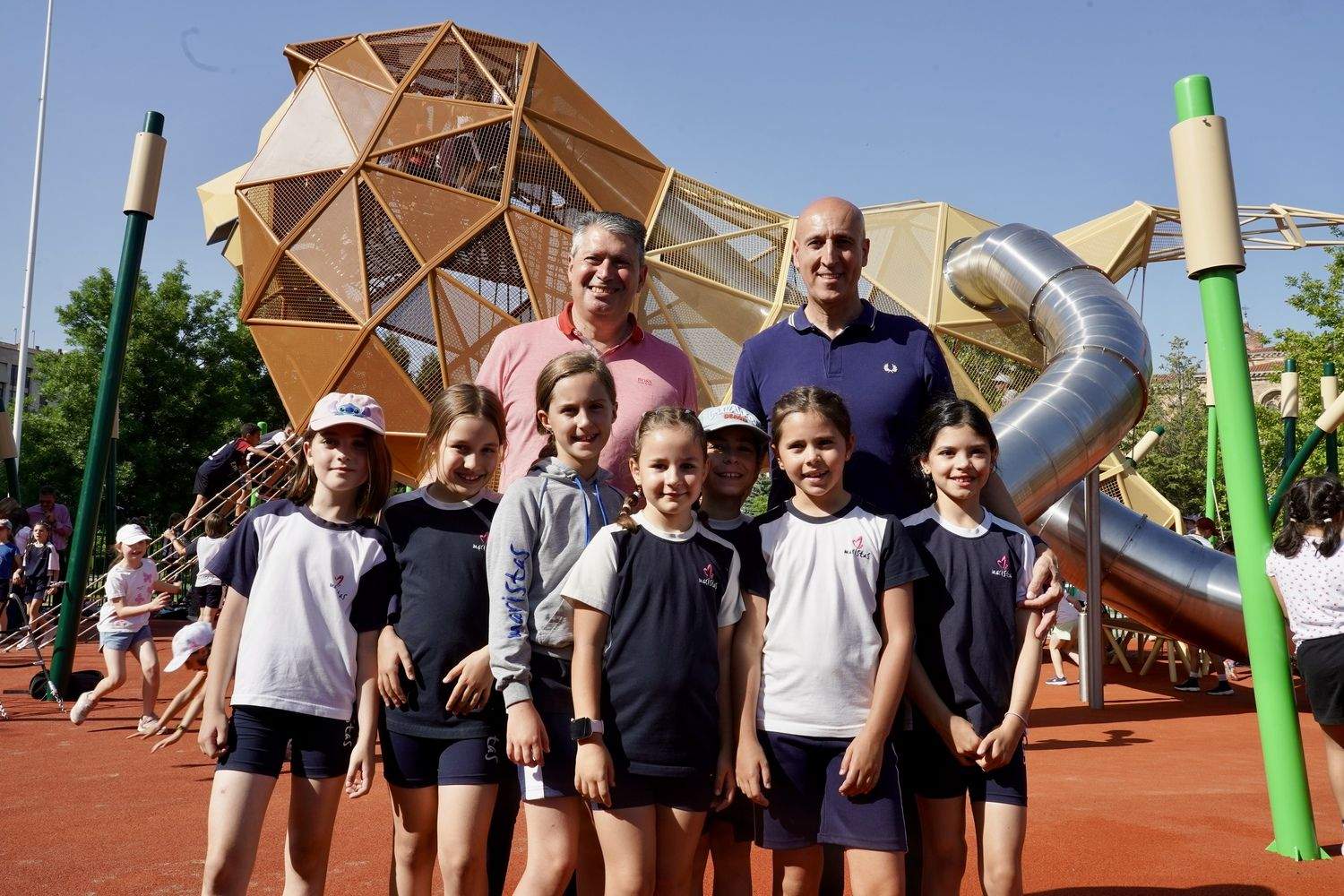 El alcalde de León, José Antonio Diez, visita el parque infantil del león gigante de la explanada Pendones Leoneses | Campillo / ICAL