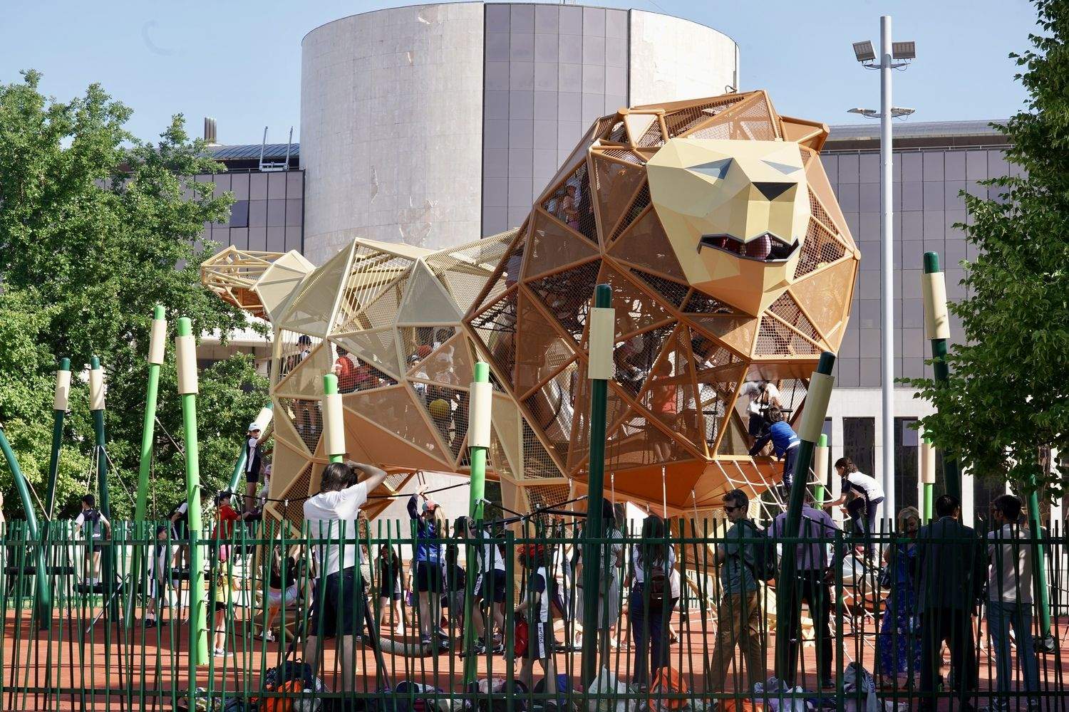 El alcalde de León, José Antonio Diez, visita el parque infantil del león gigante de la explanada Pendones Leoneses | Campillo / ICAL