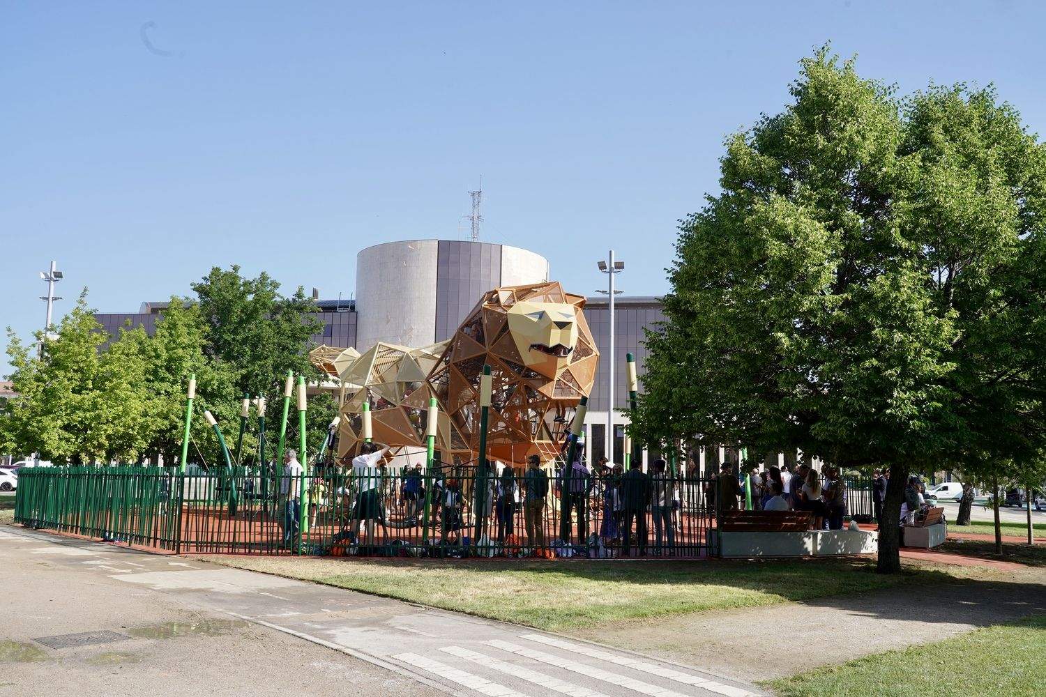 El alcalde de León, José Antonio Diez, visita el parque infantil del león gigante de la explanada Pendones Leoneses | Campillo / ICAL